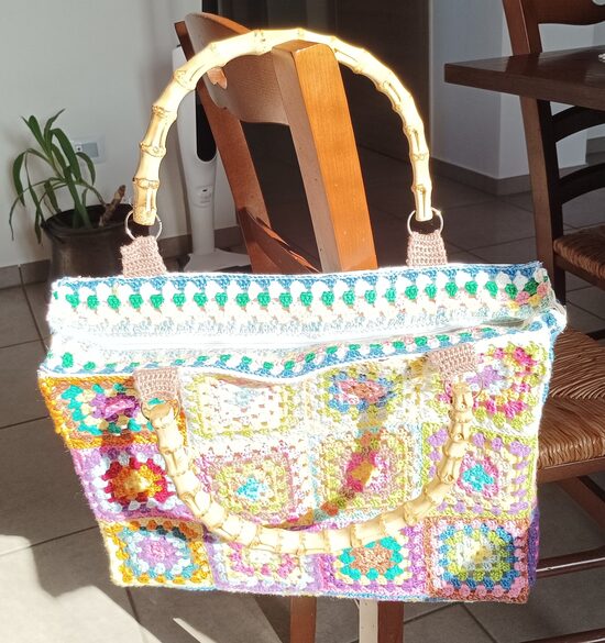 Crochet granny square peknybag