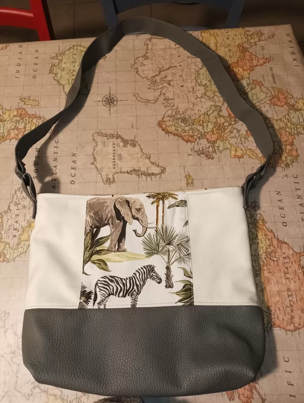 sturdy safari-peknybag with zip fastener € 32,00